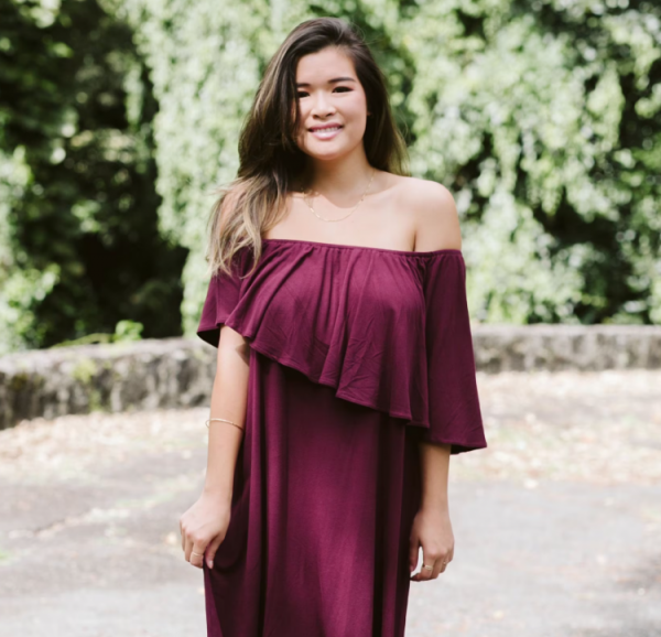 Dress off shoulder dengan tampilan asymmetrical